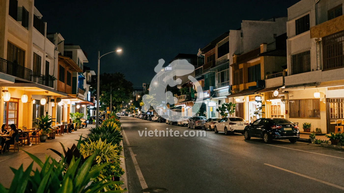 호치민 7군 푸미흥의 넓은 밤거리와 낮은 상가 건물들