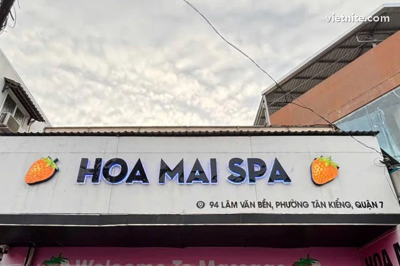 호치민 딸기 때밀이 스파 외관 — Hoa Mai Spa 간판과 분홍 입구