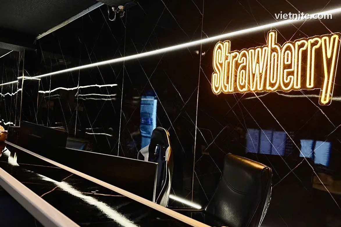 호치민 딸기 때밀이 스파 리셉션 데스크와 Strawberry 네온
