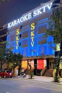 하노이 SKTV 야간 외관 — KARAOKE SKTV 간판과 파란 조명 건물