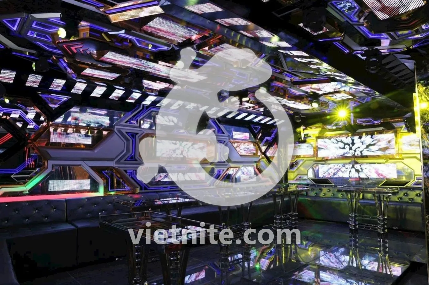 푸꾸옥 해피 가라오케 LED 룸 — 천장과 벽면을 채운 LED 화면과 검은 가죽 소파